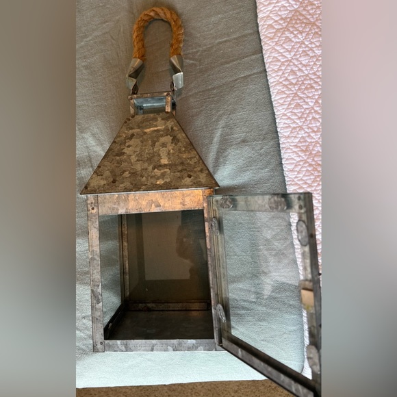 Galvanized lantern with rope handle - Picture 4 of 4